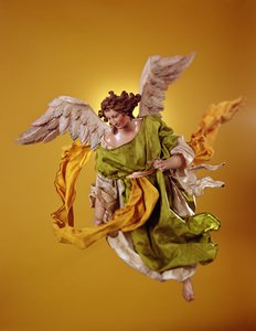 Anioł, ze szopki bożonarodzeniowej i choinka (terakota i płótno)